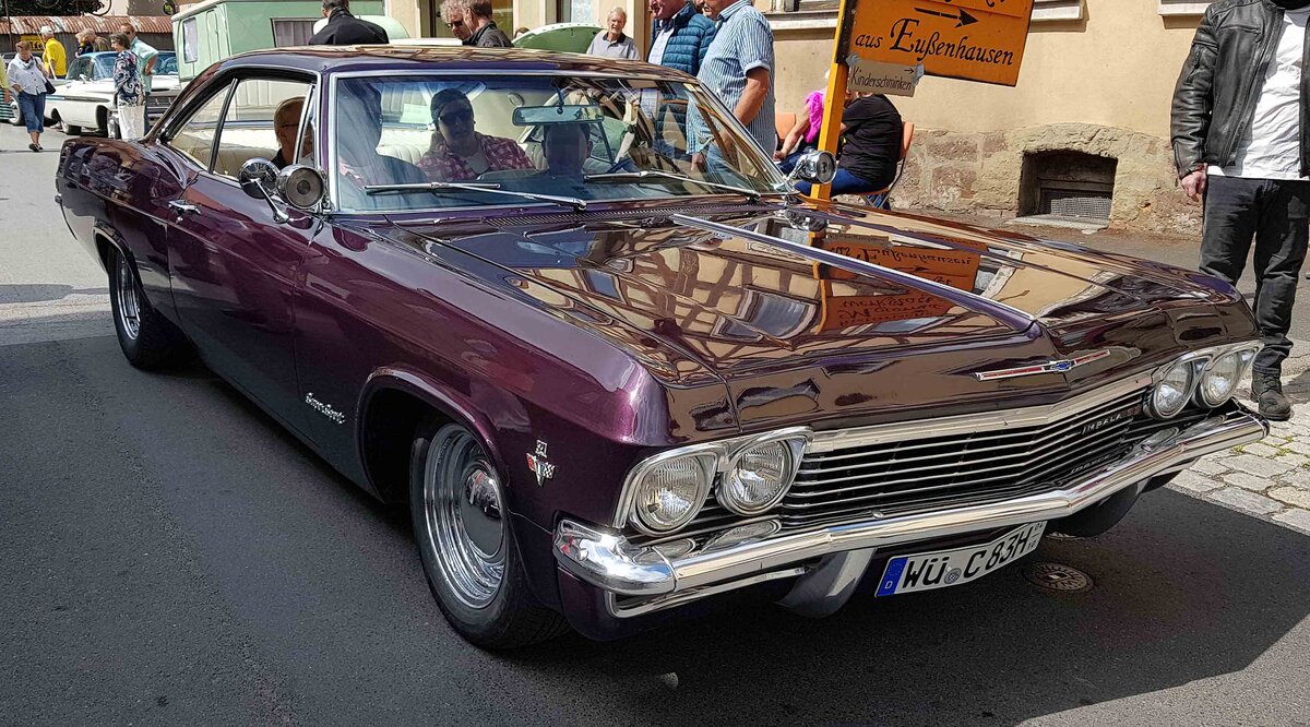 =Chevrolet Impala, Modelljahr 1965, rollt durch Fladungen bei den Fladungen Classics im Juli 2023