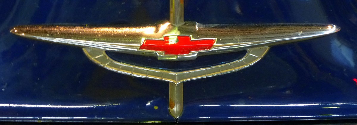 Chevrolet, Khleremblem an einer Oldtimer-Limousine Baujahr 1950, Mrz 2014