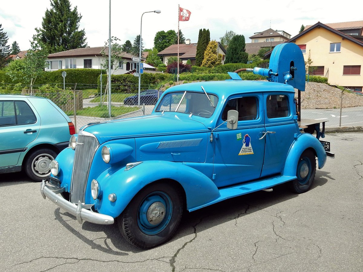 Chevrolet Master, Baujahr 1937. (Fahrgestell B37-273-8). Das Fahrzeug wurde später in der Schweiz als fahrende Bandsäge umgebaut und fährt so seit dem 20. Februar 1962. Aufgenommen am 4. Juni 2016 in Froideville, Kanton Waadt, Schweiz