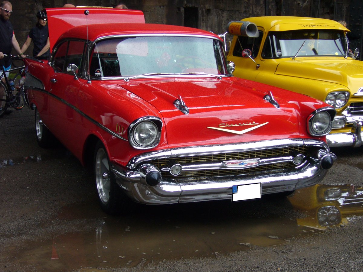 Chevrolet Series 2100 Bel Air Del Ray Hardtop Sport Coupe des Modelljahres 1957. Der Wagen ist im Farbton matador red lackiert. Altmetall trifft Altmetall am 23.07.2017 im LaPaDu.