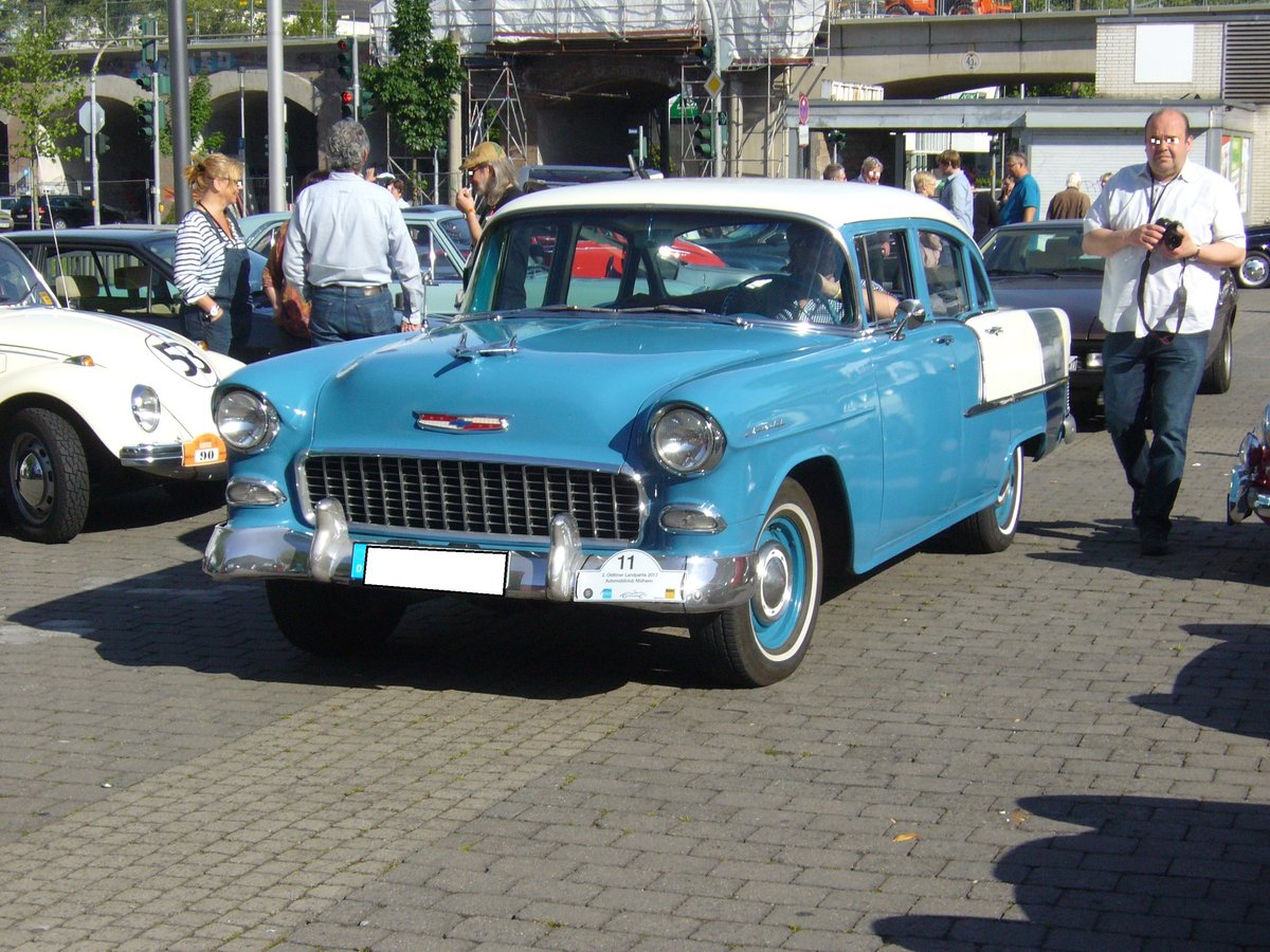 Chevrolet Series 2400C Bel Air des Modelljahres 1955. Hier wurde ein Modell in der Karosserieversion Sedan abgelichtet. Von diesem Karosserietyp verkaufte Chevrolet im Jahr 1955 345372 Einheiten. Der Einstiegspreis lag bei US$ 1932,00. Start zur ADAC-Oldtimer Ausfahrt Mülheim/Ruhr am 21.05.2017.