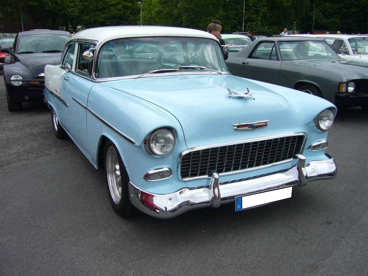 Chevrolet Series 2400C Bel Air Sedan des Modelljahres 1955. 1955 wurden die ersten Modelle der legendären Tri-Chevy Modelle vorgestellt. Für ein solches im Farbton skyline blue lackierten Sedan (zweitürige Limousine), mußte man mindestens US$ 1888,00 auf die Theke des Chevrolet-Dealers legen. Wahlweise waren ein 6-Zylinderreihenmotor mit einem Hubraum von 3857 cm³ und 123 PS oder der V8-motor mit einem Hubraum von 4340 cm³ und 162 PS lieferbar. Primers run Krefeld am 10.05.2018.