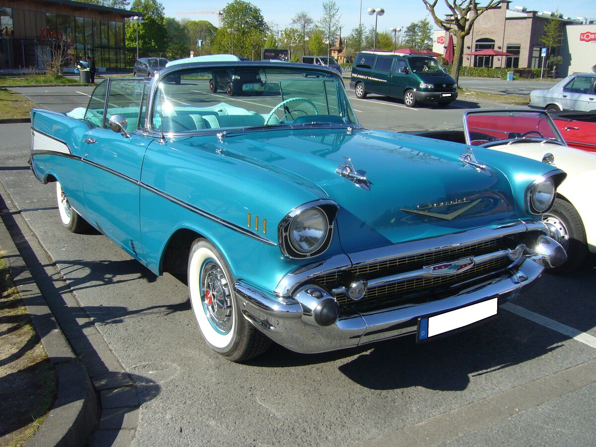 Chevrolet Series 2400C Bel Air Convertible Coupe des Modelljahres 1957. Von diesem Cabriolet Modell verkaufte die GM-Division Chevrolet im Jahr 1957 genau 47.562 Fahrzeuge. Der Basispreis lag bei US$ 2511,00. Der im Farbton harbor blue lackierte Bel Air, wird von einem V8-Motor angetrieben. Dieser, Turbo-Fire genannte Motor, leistet 185 PS aus einem Hubraum von 4635 cm³. Oldtimertreffen Café del Sol Gelsenkirchen am 18.04.2022.