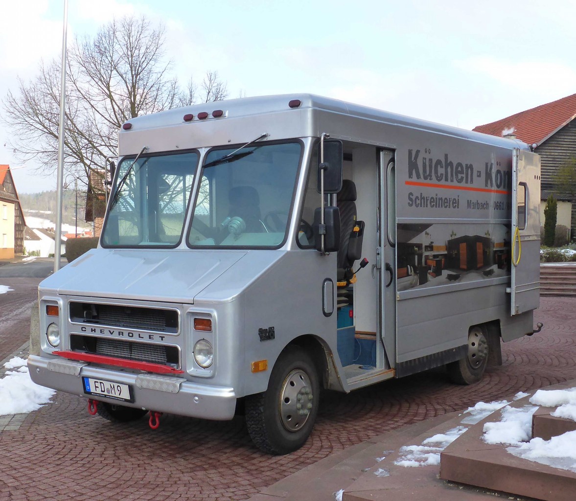 Chevrolet Step 80 von  Küchen KÖNIG  steht vor der St. Ägidius-Kirche in 36100 Petersberg-Marbach im Februar 2015