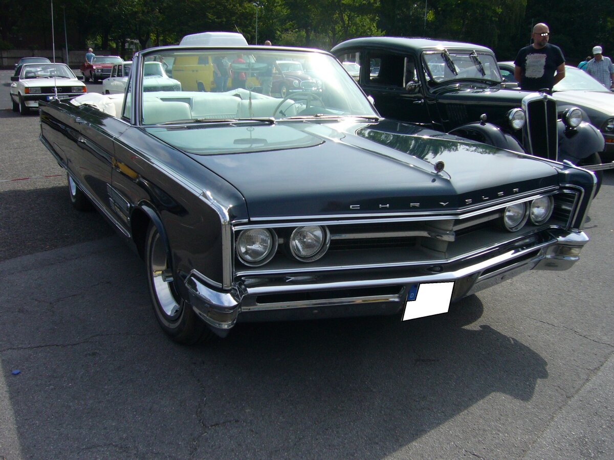 Chrysler 300 Convertible im Farbton regal blue aus dem Modelljahr 1966. Die Modellreihe 300 war in diesem Modelljahr das Toppmodell im Programm von Chrysler. Darunter rangierte der New Yorker und das Basismodell war der Newport. Der V8-Motor hat einen Hubraum von 440 cui (7210 cm³) und leistet, je nach Vergaserbestückung, 350 PS oder 375 PS. Oldtimertreffen an Mo´s Bikertreff in Krefeld am 27.06.2021.