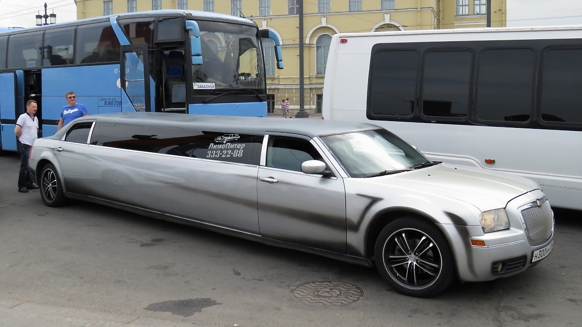 Chrysler 300 laaaaaaaaaaaaaaaaaaaaaaaaaaaaaaang in St. Petersburg, 12.8.17
