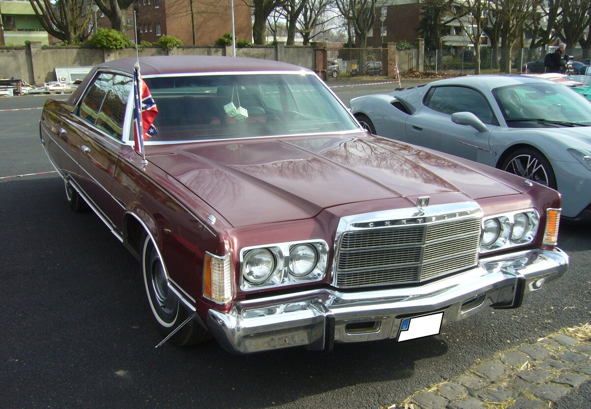 Chrysler New Yorker Custom aus dem Modelljahr 1975. Bei den New Yorker Modellen handelte es sich um die Topp- Ausstattungsvariante in diesem Modelljahr. Darunter rangierten die Baureihen Newport und als Basismodell der Cordoba. Der abgelichtete New Yorker ist in der Farbe burnished red lackiert. Angetrieben wird diese Limousine von einem 440 cui (7210 cm³) V8-Motor mit einer Leistung von 213 PS. Der Durchschnittsverbrauch wurde damals in einem Autotest mit 22,6 Liter auf 100 Kilometer berechnet. Oldtimertreffen an Mo´s Bikertreff in Krefeld am 10.03.2024.