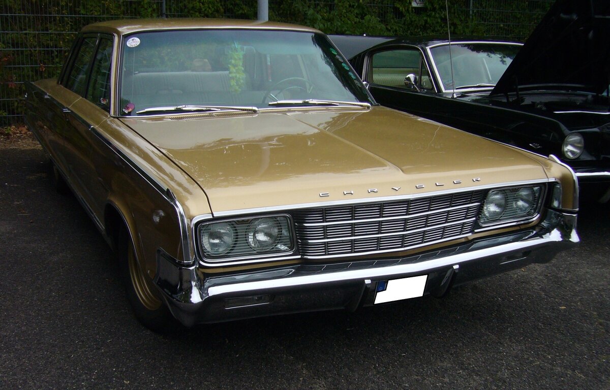 Chrysler New Yorker fourdoor Sedan aus dem Modelljahr 1965. Von dieser Limousinenvariante verkaufte Chrysler in diesem Modelljahr 12.452 Fahrzeuge zum Preis ab US$ 4061,00. Der Wagen ist im Farbton regal gold lackiert und wird von einem V8 Motor angetrieben, der aus einem Hubraum von 6779 cm³ ca. 345 PS leistet. Oldtimer- und Youngtimertreffen an Mo´s Bikertreff in Krefeld am 08.10.2023.