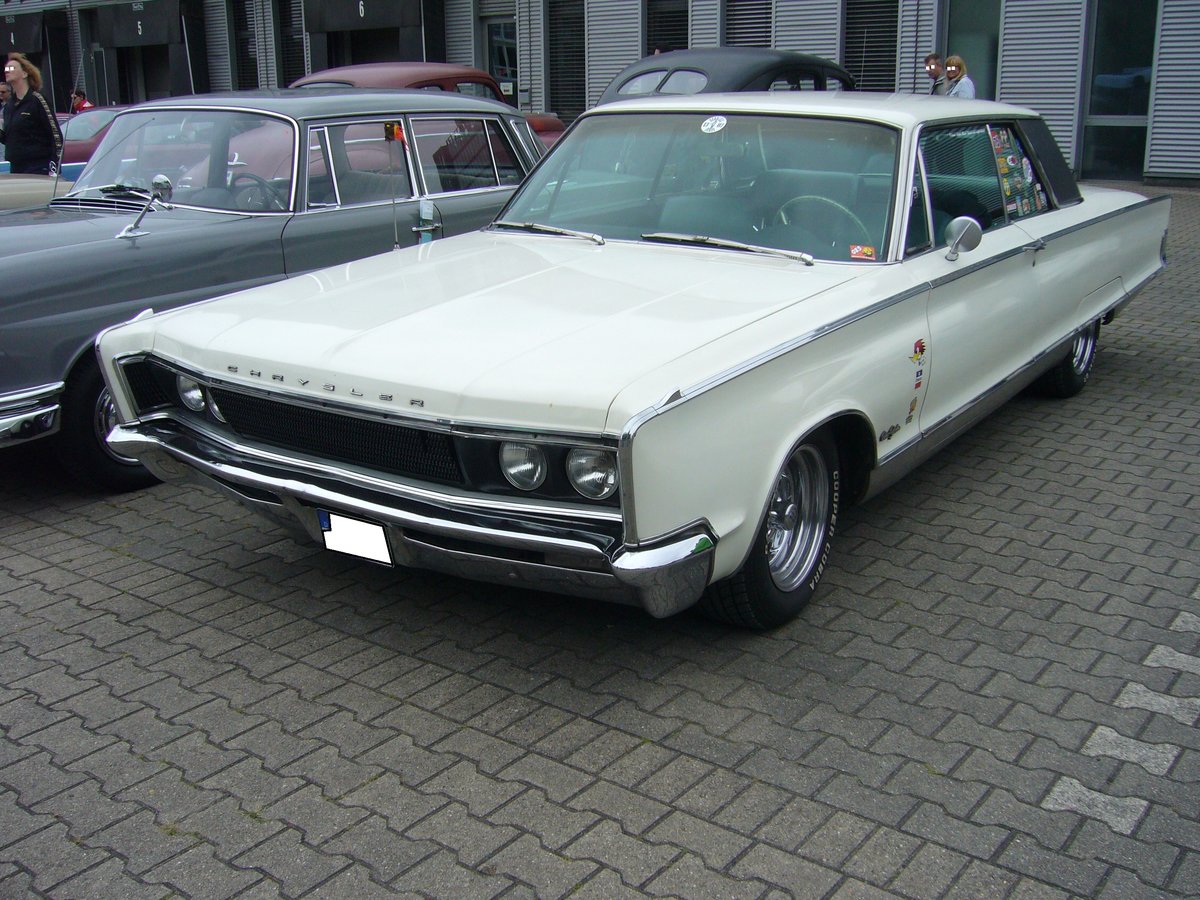 Chrysler New Yorker Hardtop Coupe des Modelljahres 1966. Unter der Motorhaube verrichtet ein V8-motor mit einer Leistung von 355 PS aus 7206 cm³ Hubraum seinen Dienst. Oldtimertreffen Nordsternpark Gelsenkirchen am 24.06.2018.