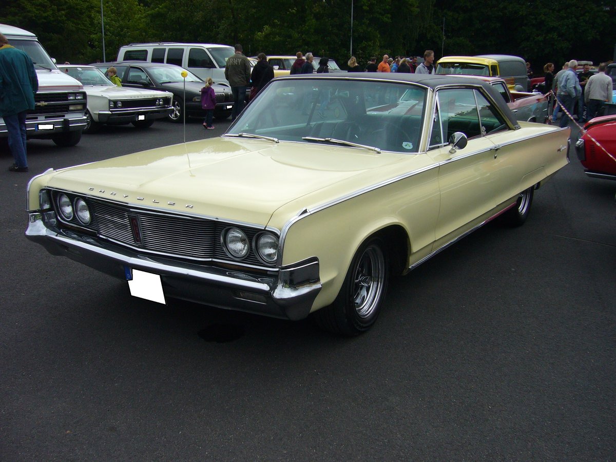 Chrysler Newport Coupe des Modelljahres 1965 im Farbton daffodil yellow. Primers Run Krefeld am 10.05.2018.