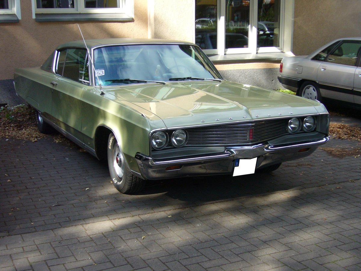 Chrysler Newport Custom des Jahrganges 1968. Von diesem Coupemodell wurden im Jahr 1968 38.317 Einheiten gefertigt. Bei der Motorisierung konnte der Kunde zwischen einem 6.3 und einem 7.2 Liter V8-motor wählen. Der Farbton müsste sich Amber Sherwood metallic nennen. 10. Duke of Downtown am 01.09.2018 in Essen-Rüttenscheid.