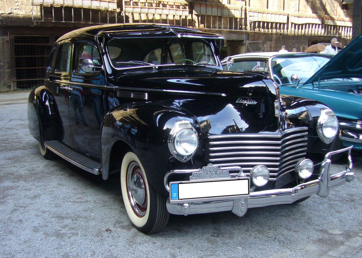 Chrysler Series 25-Six Windsor des Modelljahres 1940. Von diesem Modell und seinem Schwestermodell Royal verkaufte die Chrysler Corporation im Jahr 1940 73.998 Fahrzeuge. Im Verkaufsprospekt bietet Chrysler eine Vielzahl von Zierbeschlägen als Extras an, so dass der Kunde  sein  Fahrzeug sehr individuell gestalten kann. Der Sechszylinderreihenmotor leistet 108 PS aus 3950 cm³ Hubraum. Gegen einen geringen Aufpreis konnte ein sogenannter  Silver-Dome  Motor geordert werden, der 112 PS leistet und sich durch einen Zylinderkopf aus Aluminium optisch absetzt. Altmetall trifft Altmetall am 01.10.2023 im LaPaDu Duisburg.