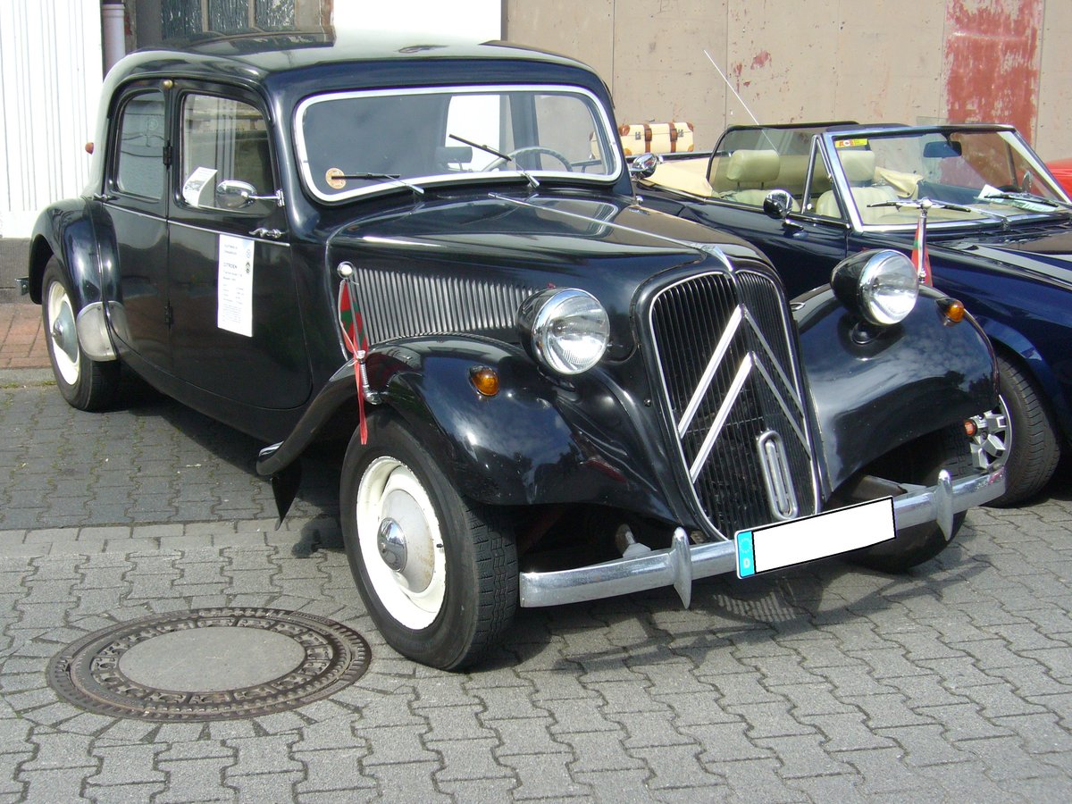 Citroen 11CV B des Modelljahres 1955. Vorgestellt wurde der Traction Avant bereits 1934 auf den Automobilsalons in Paris und Brüssel. Er ist somit ein Vorkriegsmodell. Bis zum Produktionsende im Jahr 1957, wurden 759123 Fahrzeuge dieses Modelles als Limousine, Coupe und Cabriolet produziert. Der 4-Zylinderreihenmotor hat einen Hubraum von 1898 cm³ und leistet 60 PS. Oldtimertreffen Glandorf am 14.05.2017.