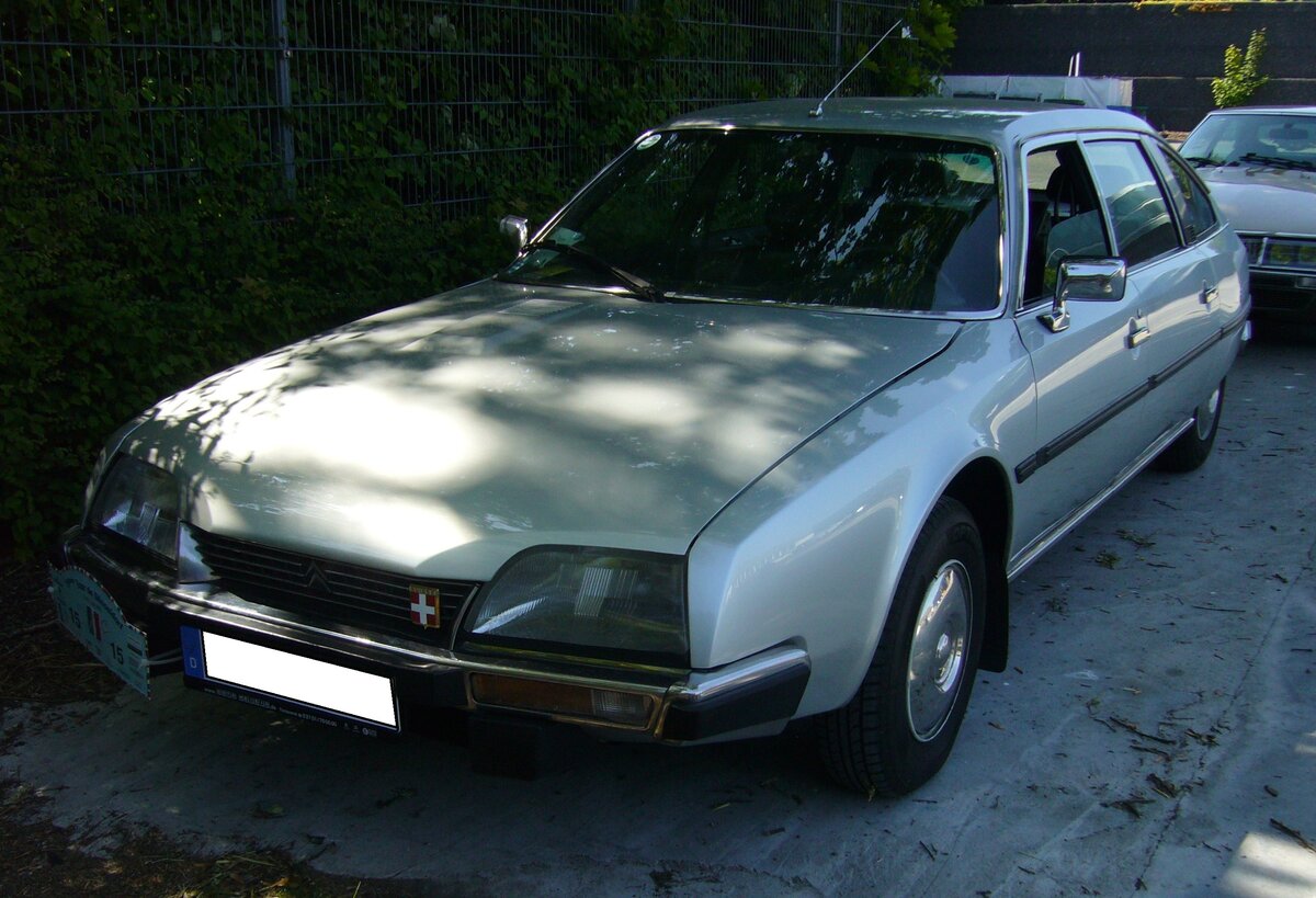 Citroen CX Prestige. Der nobel ausgestattete Citroën CX Prestige gehört zu den Autos mit klassischer französischer Extravaganz und guter Alltagstauglichkeit. Im Jahr 1974 leitete das Debüt des Citroen CX das Aus für die seit fast 20 Jahren gebauten Modelle ID und DS ein. Der CX verkaufte sich bis 1991 fast gleich gut wie die  Göttinen-Modelle  ID & DS. Der vom Schrägheck-Spezialisten Robert Opron gezeichnete CX verfügt gegenüber seiner Vorgängermodelle über eine verfeinerte Hydropneumatik. Die frühen Citroën CX Prestige sind mit Vierzylinderreihenmotoren mit einem Hubraum von 2348 cm³ und einer Leistung von 120 PS ausgerüstet. Der modernere 2499 cm³ mit einer Leistung von 136 PS erschien erst im Jahr 1983. French Car Devotion an Mo´s Bikertreff in Krefeld am 04.06.2023.