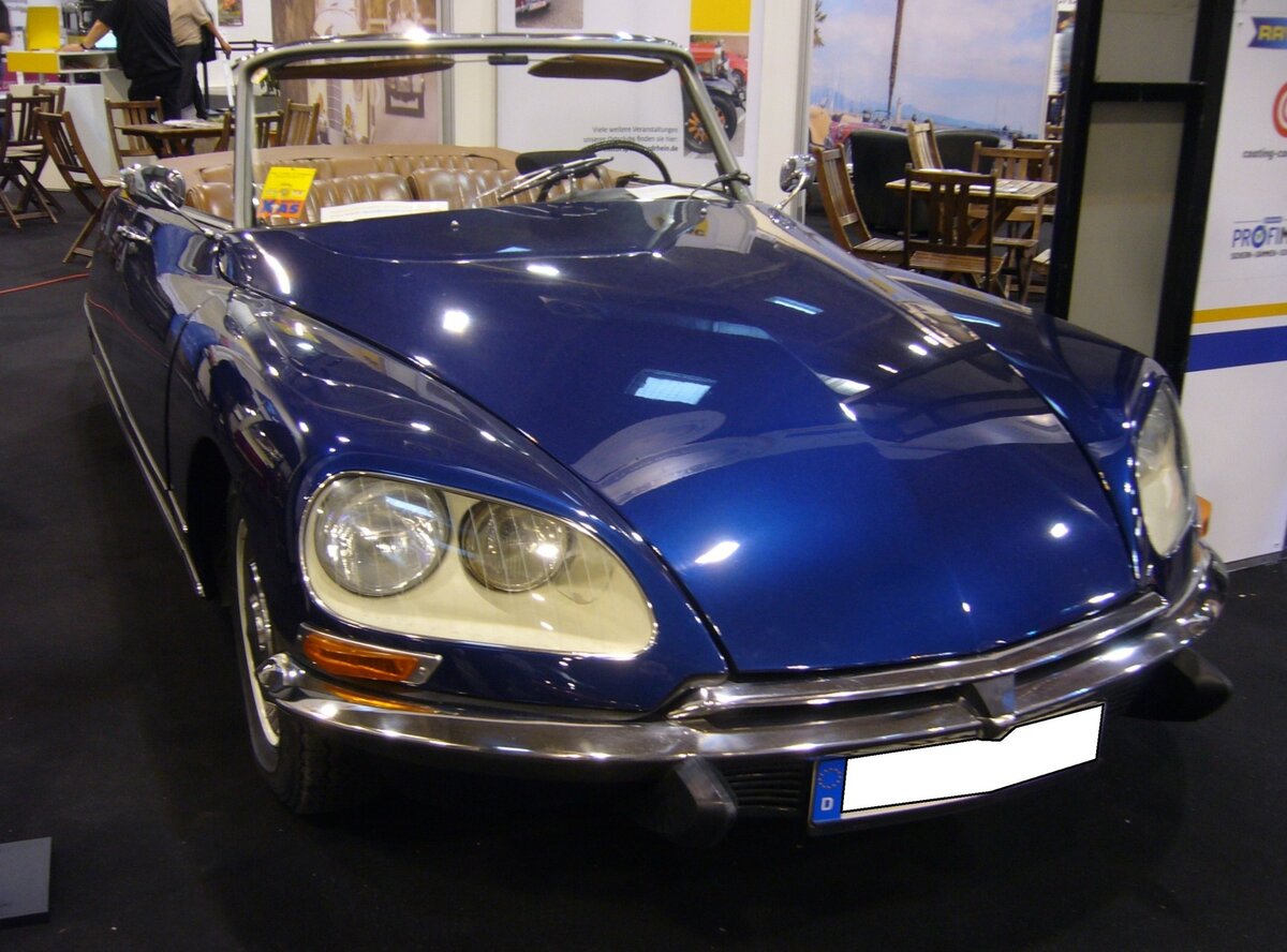Citroen DS21 Cabriolet by Chapron. Diese, im Originalfarbton bleu rossilion, DS21 wurde erstmalig im Jahr 1970 zugelassen. Der Vierzylinderreihenmotor hat einen Hubraum von 2175 cm³ und leistet 105 PS. Essen Motorshow am 06.12.2023.