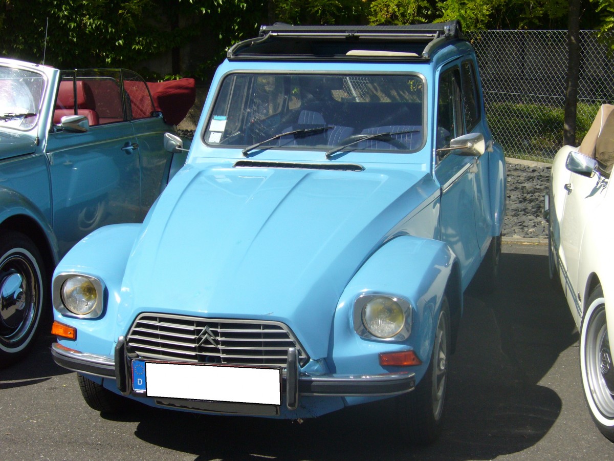 Citroen Dyane. 1967 - 1984. Das ca. 1.4 Millionen mal verkaufte Modell Dyane sollte die Lücke zwischen den Citroen Modellen 2CV (Ente) und Ami6 (der mit der Z B-Säule) schließen. Besucherparkplatz der Düsseldorfer Classic Remise am 25.05.2014.