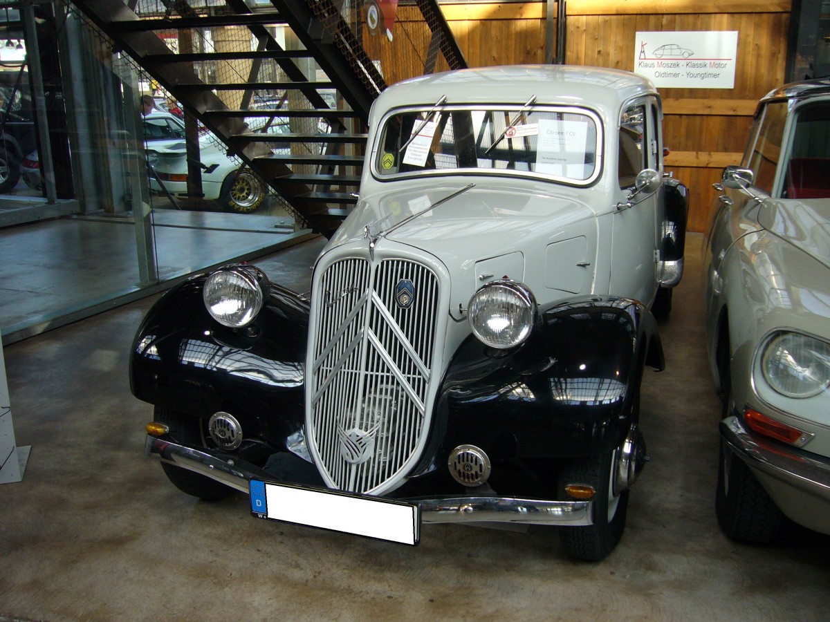 Citroen Traction Avant. 1934 - 1957. Hier wurde ein früher TA, des Baujahres 1938, abgelichtet. Düsseldorfer Classic Remise am 31.10.2015.