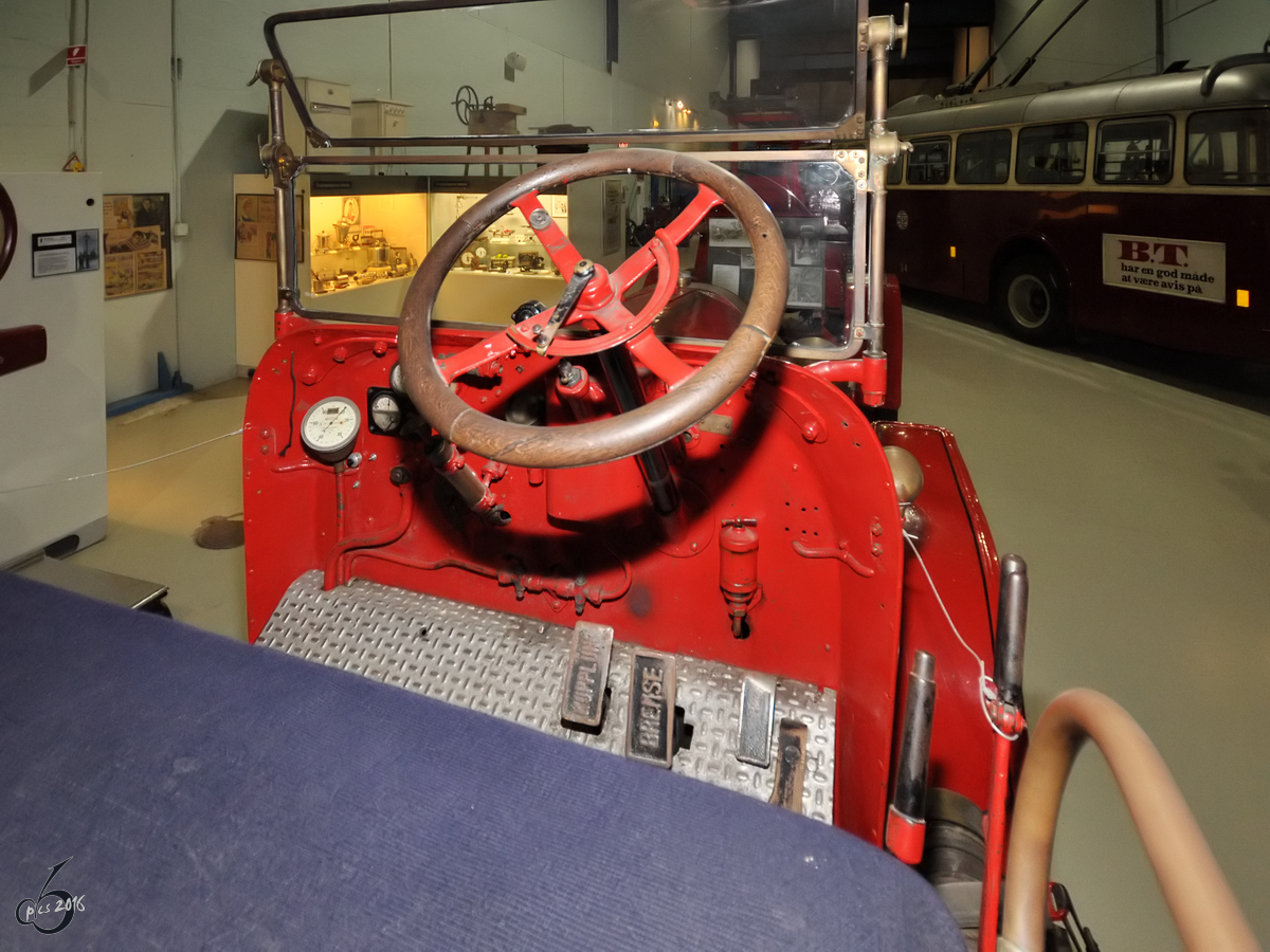 Cockpit eines alten Feuerwehrwagens von Mercedes-Benz im Technikmuseum Helsingør (20.11.2010)