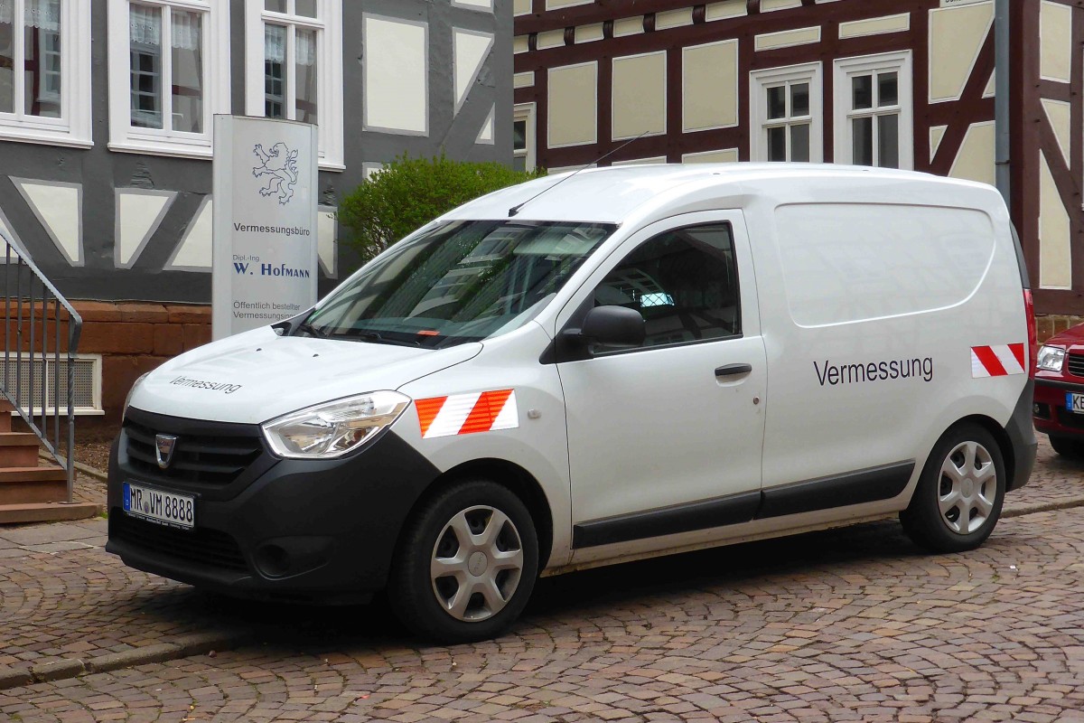 Dacia eines Vermessungsbüros steht in Frankenberg, April 2015