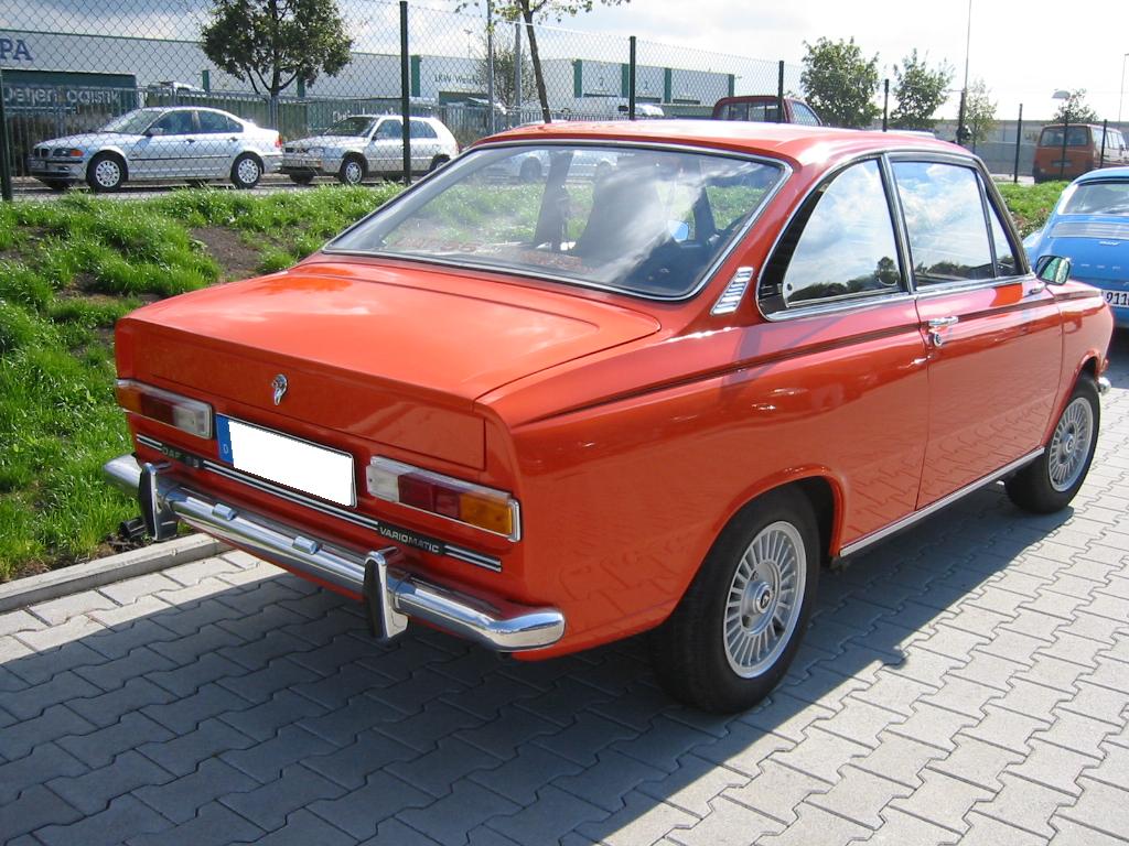 Daf 55 Coupe. 1968 - 1972. Die 55´er Limousine wurde bereits 1967 vorgestellt. Beide Karooserievarianten wurden von Michelotti gezeichnet. Die Motorisierung entstammt bei diesem Modell aus dem Baukasten der Regie Renault. Es wurde der 1.1l 4-Zylinderreihemotor des Renault 8 verbaut. Oldtimerralley  Rund um Rotenburg  am 22.09.2004.