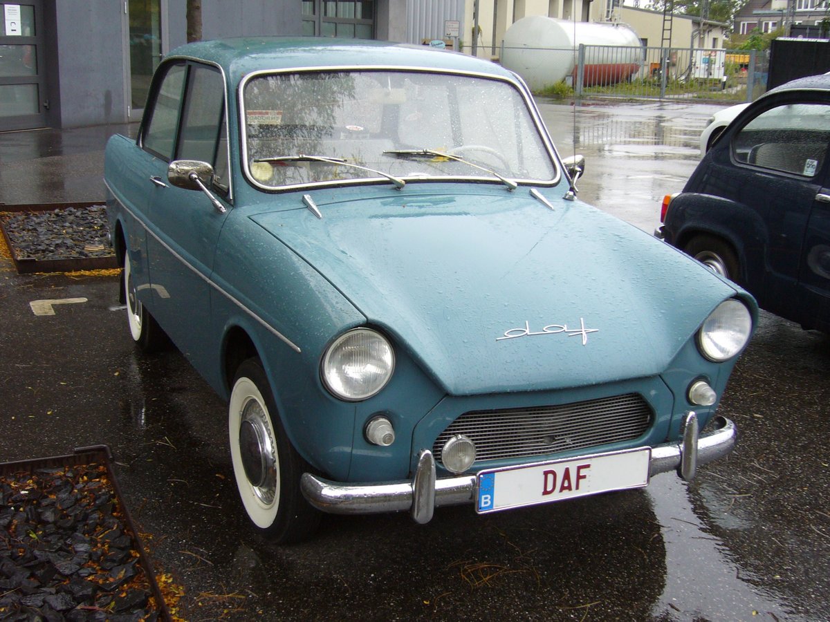 DAF 750, gebaut in Eindhoven von 1961 bis 1963. Der DAF 750 war die Sparversion des DAF 30  Daffodil . Er war noch spartanischer ausgestattet, als der DAF 30. Äußerlich war er am Kühlergrill zu erkennen. Die Motorisierung erfolgt durch den luftgekühlten, Zweizylinderboxermotor mit einem Hubraum von 746 cm³ und einer Leistung von 26 PS. Die Höchstgeschwindigkeit wurde von DAF mit 105 km/h angegeben. Man beachte das interessante belgische Kennzeichen. Herbstfest an der Düsseldorfer Classic Remise am 06.10.2019.