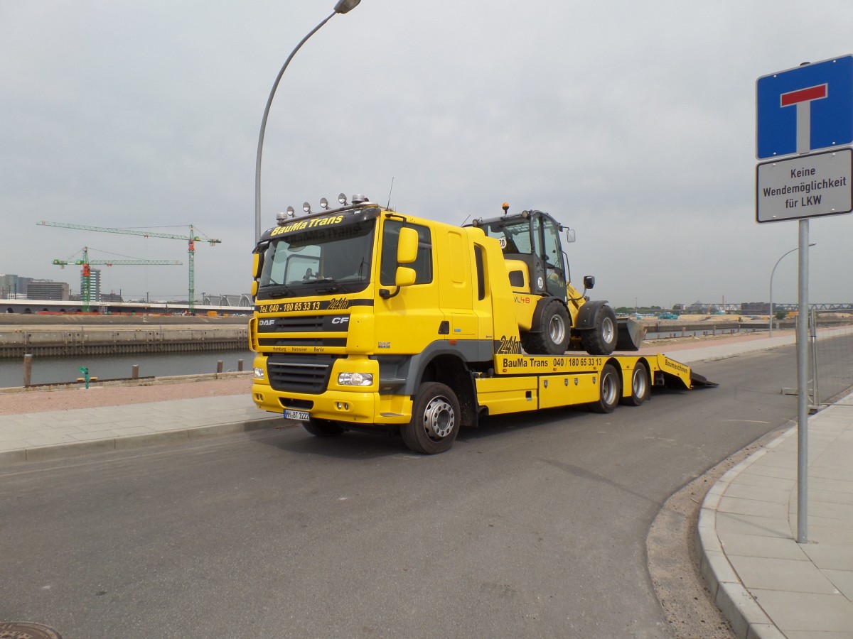 DAF 85.410 als Baumaschinen-Transport-Fahrzeug auf der Großbaustelle Baakenhafen in der Hafencity Hamburg am 6.5.2014