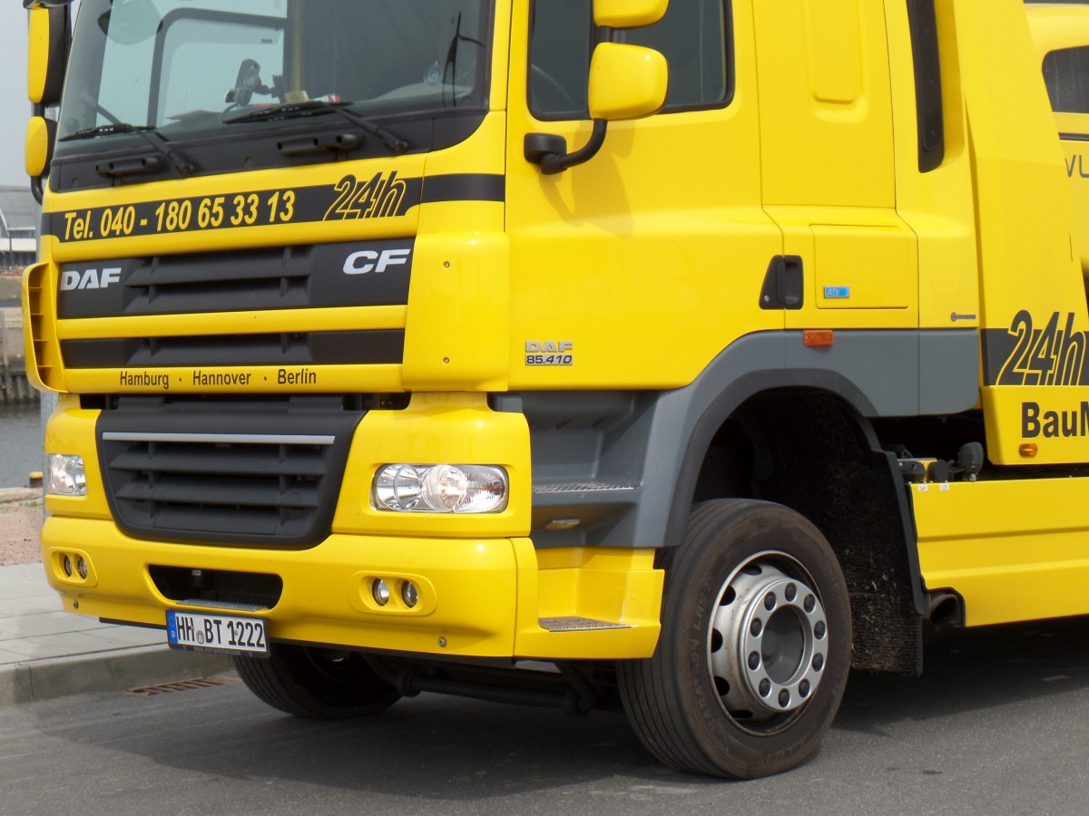DAF 85.410, Baumaschinen-Transport-Fahrzeug, Frontpartie mit Kühlergrill und Typbezeichnung, auf der Großbaustelle Baakenhafen in der Hafencity Hamburg am 6.5.2014