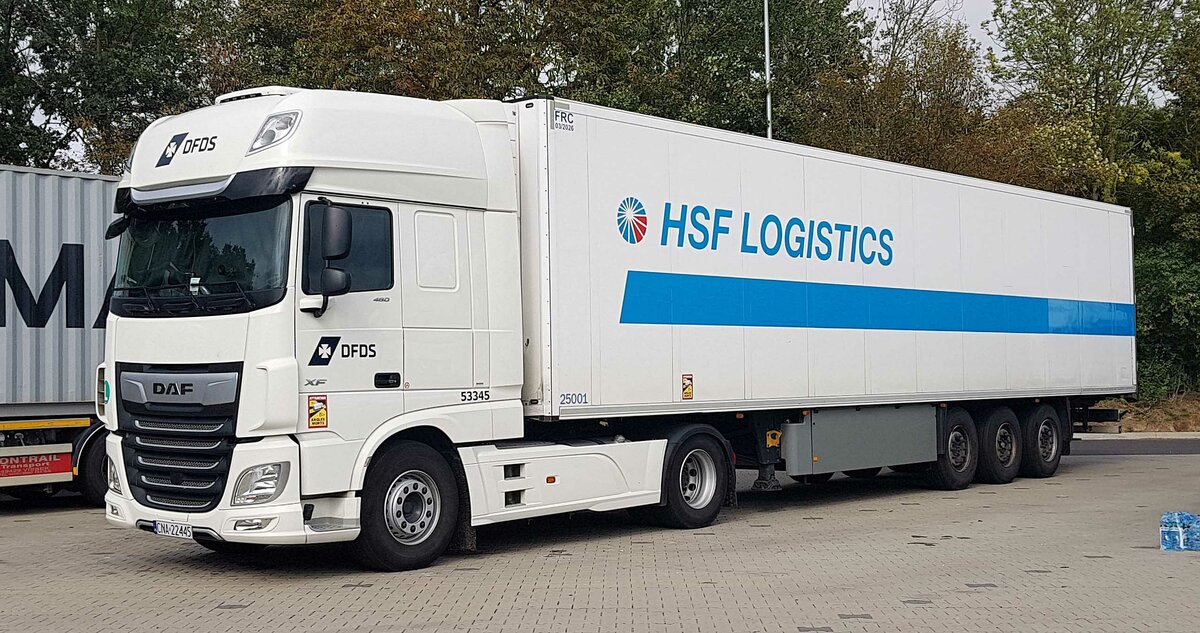 =DAF XF-Sattelzug von DFDS mit einem Auflieger von HSF Logistics, 09-2023