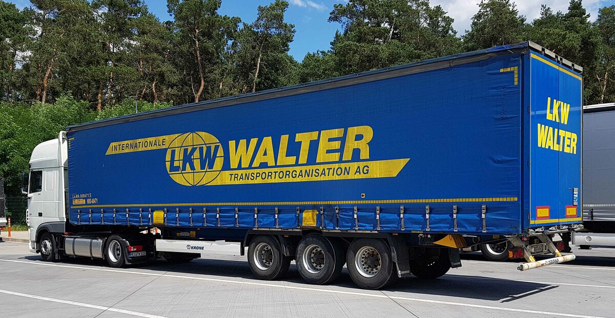 =DAF XF-Sattelzug mit einem Auflieger von LKW-WALTER rastet im Juli 2022 an der A 9