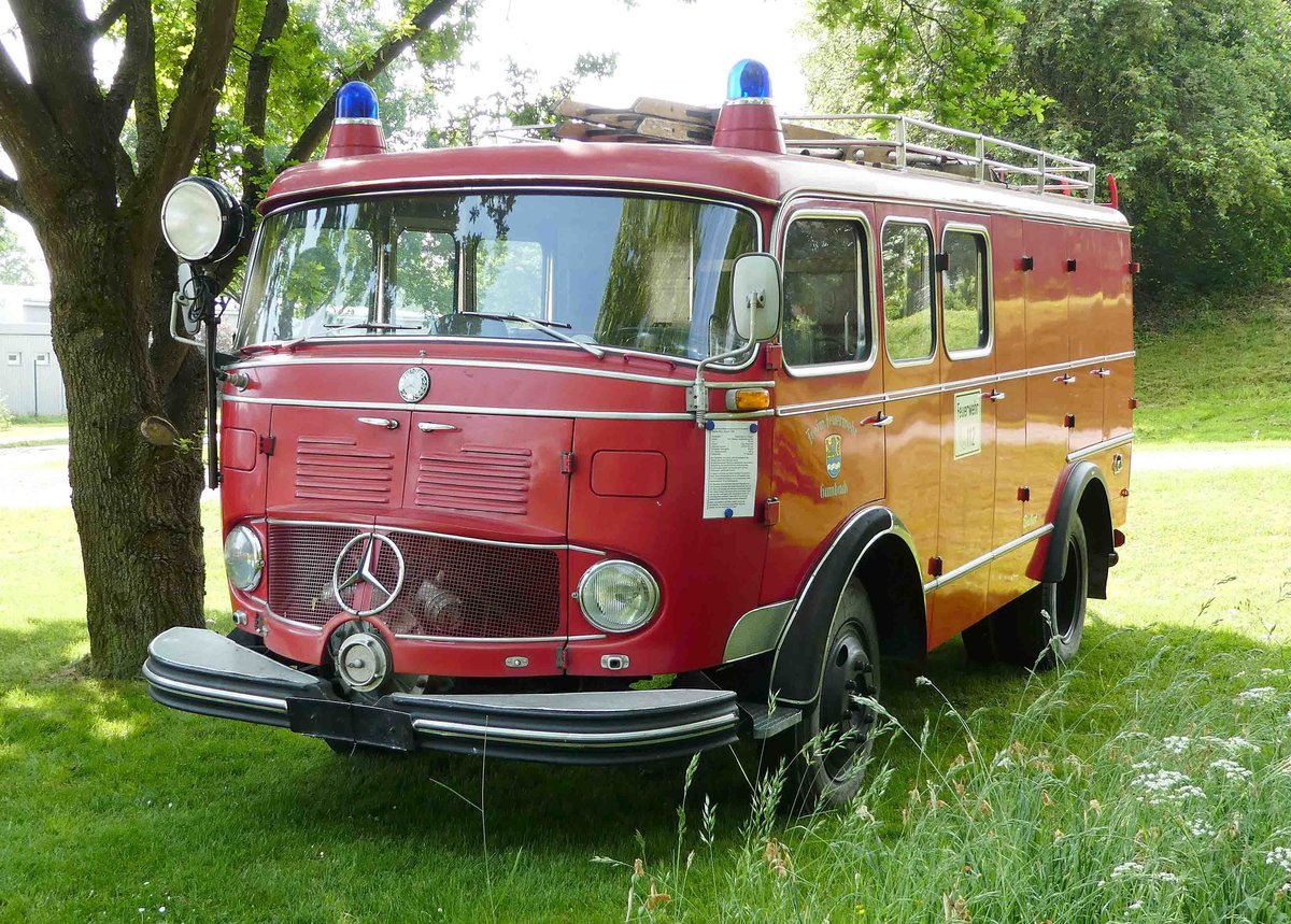 =Daimler Benz LF 8 schwer, Bj. 1966, konnte bei der Gemeinschaftsveranstaltung von DRK Fulda und dem Feuerwehrmuseum Fulda bewundert werden. Die zweitägige Veranstaltung  Roter Sommer  erinnert an die Bedeutung der vielen Hilfsorganisationen. Mai 2018