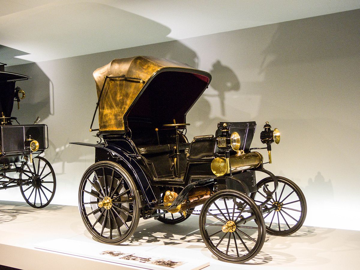 Daimler Riemenwagen aus dem Jahr 1896 mit einer Lestung von 4,6Ps. Foto: Mercedes-Benz Museum: 30.11.2013