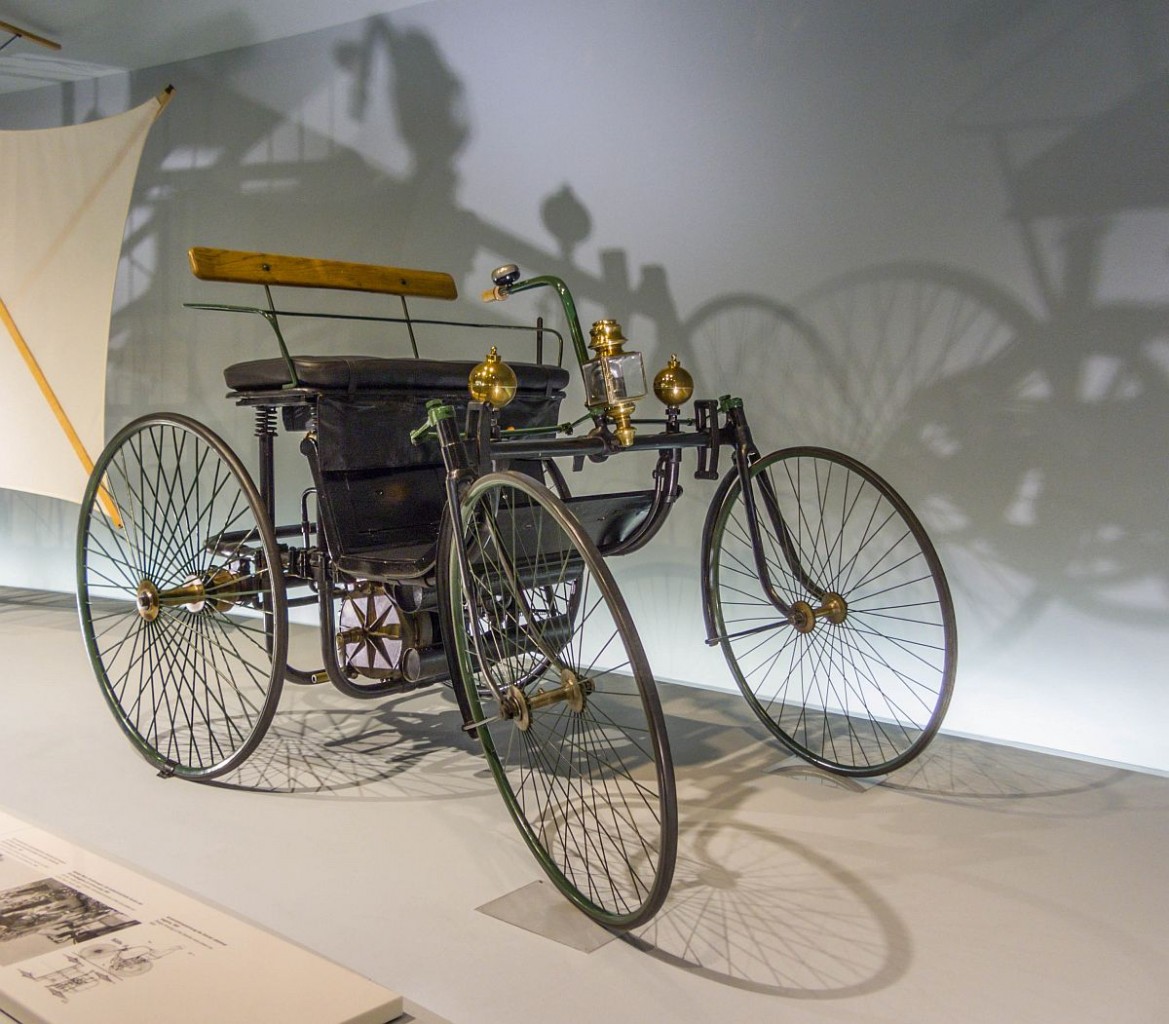 Daimler Stahlradwagen aus dem Jahr 1889 mit 1,5Ps Leistung. Foto: Mercedes-Benz Museum: 30.11.2013