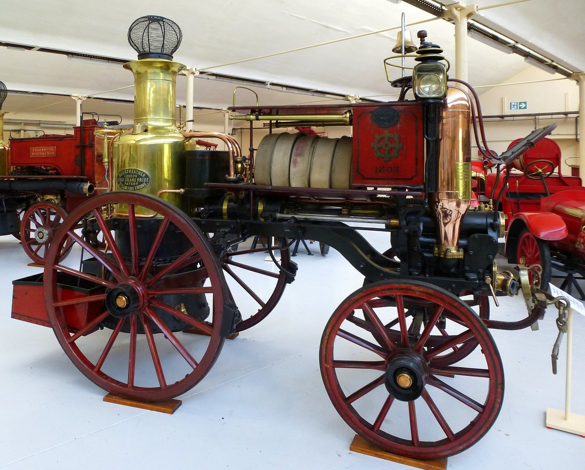 Dampfspritze fr Zugtiere von 1868, 5 Mann Besatzung, war im Dienst der Stadt Mlhausen (Mulhouse), Feuerwehrmuseum Vieux-Ferrette, Mai 2016 