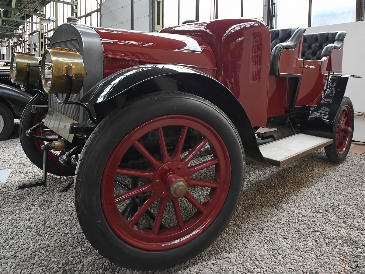 Das 1913 gebaute Fahrzeug eines unbekannten PKW-Herstellers. Der Motor 3943 Type N mit 26PS stammt von der Firma Breuer & Co. (Historama Ferlach, September 2019)
