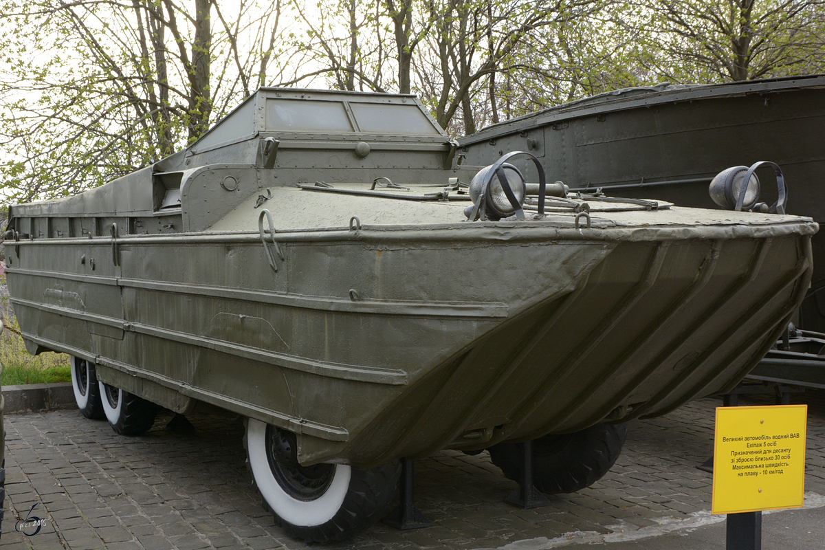 Das Amphibienfahrzeug BAW (ZIL-485) im Nationalen Museum der Geschichte der Ukraine im 2. Weltkrieg. (Kiev, April 2016)
