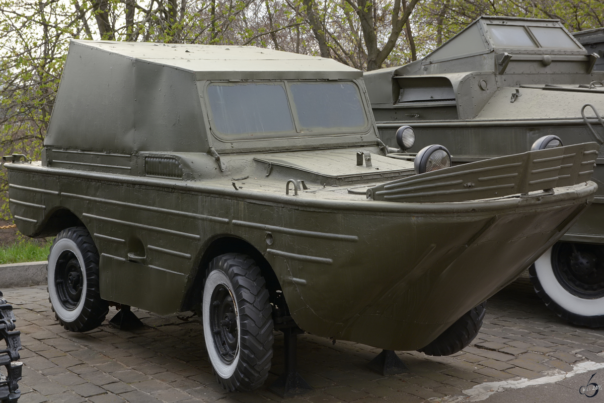 Das Amphibienfahrzeug GAZ-46 mit Allradantrieb im Nationalen Museum der Geschichte der Ukraine im 2. Weltkrieg. (Kiev, April 2016)