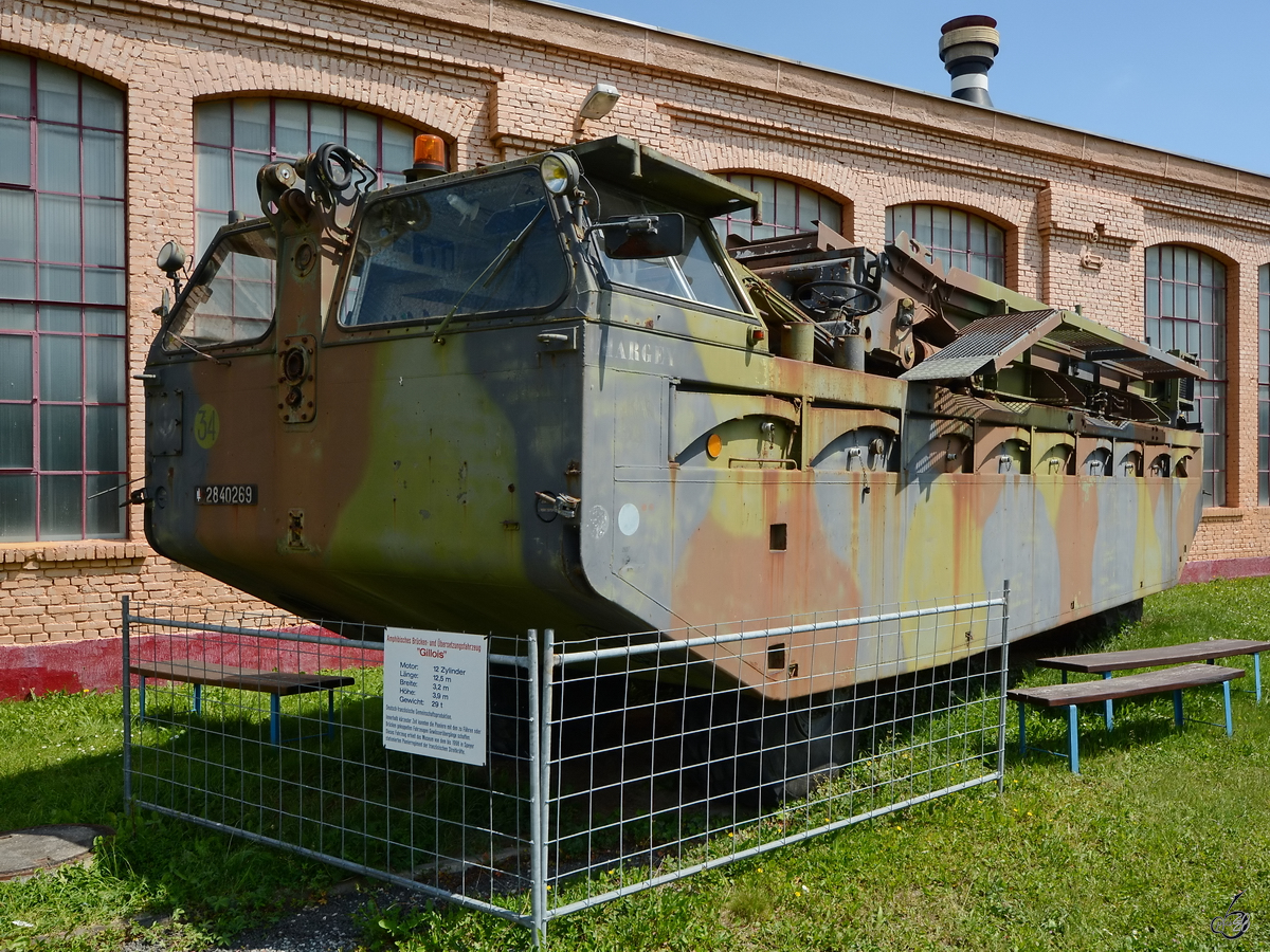 Das Amphibisches Brücken- und Übersetzungsfahrzeug Gillios ist Teil der Ausstellung im Technik-Museum Speyer. (Mai 2014)