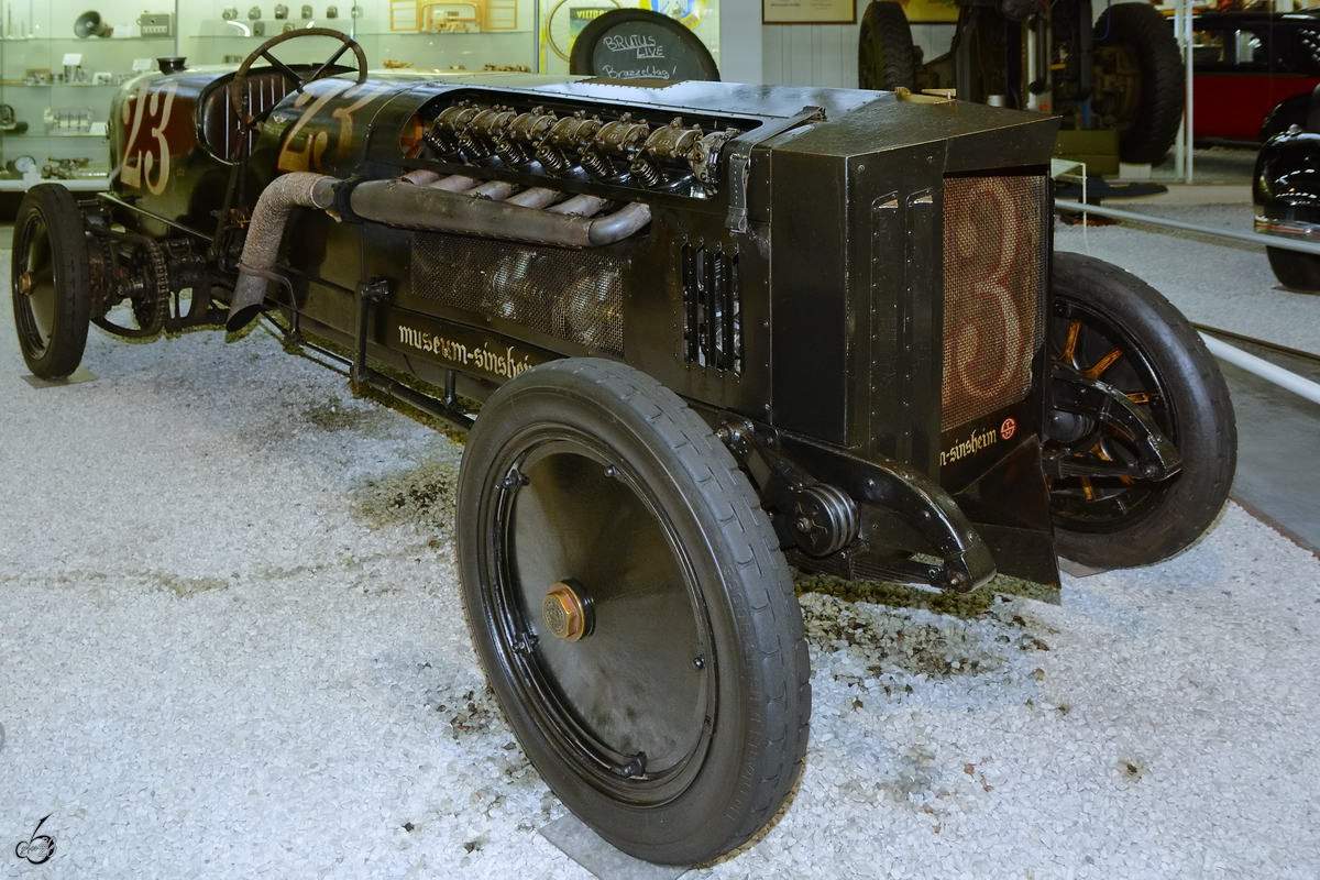 Das Experimentalfahrzeug  Brutus  entstand aus einem Fahrgestell mit Kettenantrieb von 1907. Es wurde ein 12-Zylinder-Flugmotor von BMW mit knapp 47 Litern Hubraum montiert. (Auto- und Technikmuseum Sinsheim, Dezember 2014) 