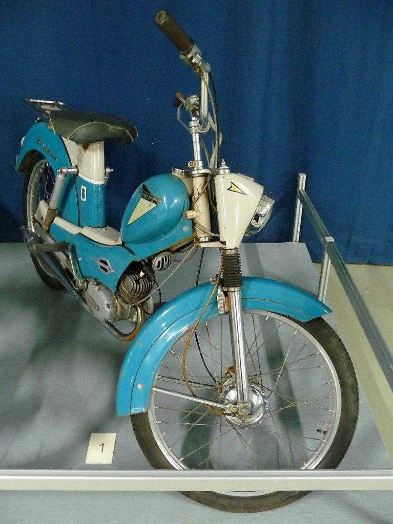 Das Mobilia Automuseo besitzt eine große Sammlung von altertümlichen Mopeds und Fahrrädern. Dieses Husqvarna Modell 4012 ist aus dem Jahre 1961. und hat einen 50-ccm-Motor mit 0,8 PS.

Mobilia Automuseo, Kangasala, Finnland, 14.4.2013