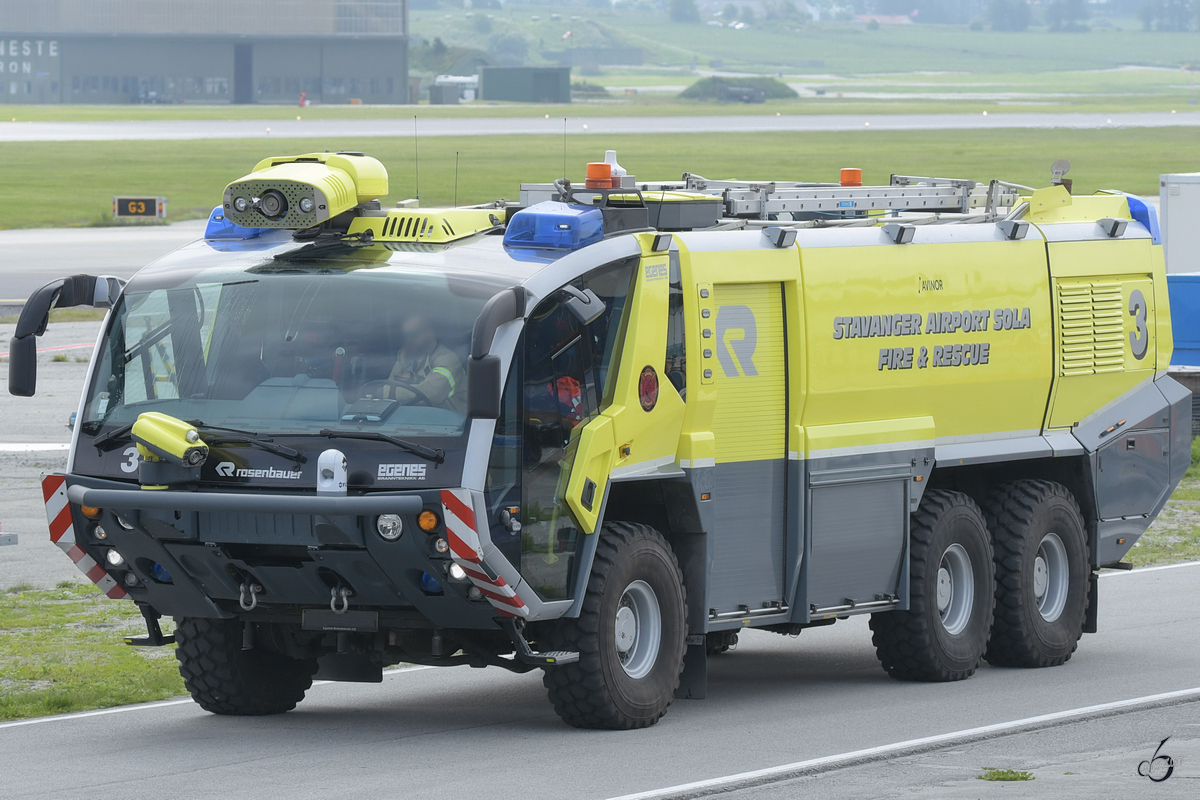 Das Rosenbauer Panther 6×6 CA-5 Flughafenlöschfahrzeug Nr. 3 auf dem Flughafen Stavanger. (Sola, Juni 2017)