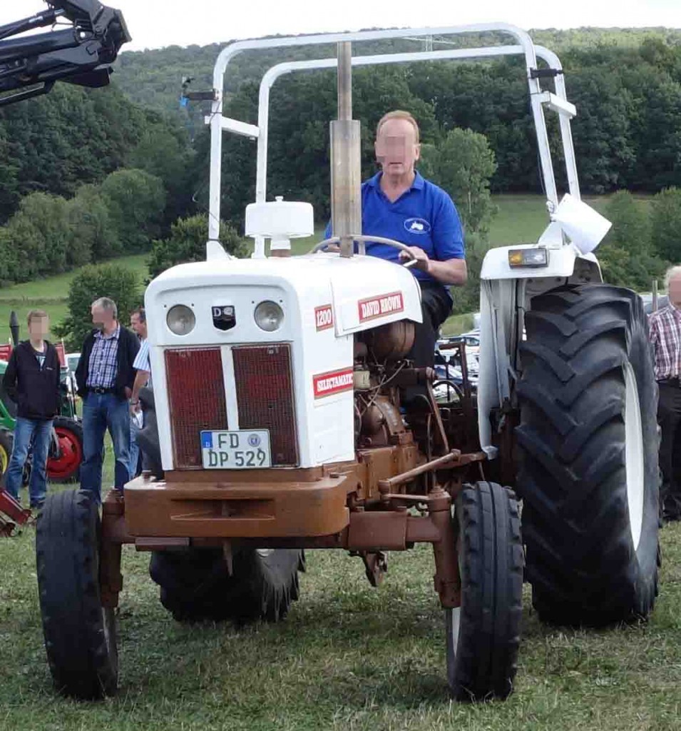 David Brown 1200 rollt zu seinem Standplatz bei der Oldtimerausstellung der Traktorenfreunde Mackenzell im September 2013