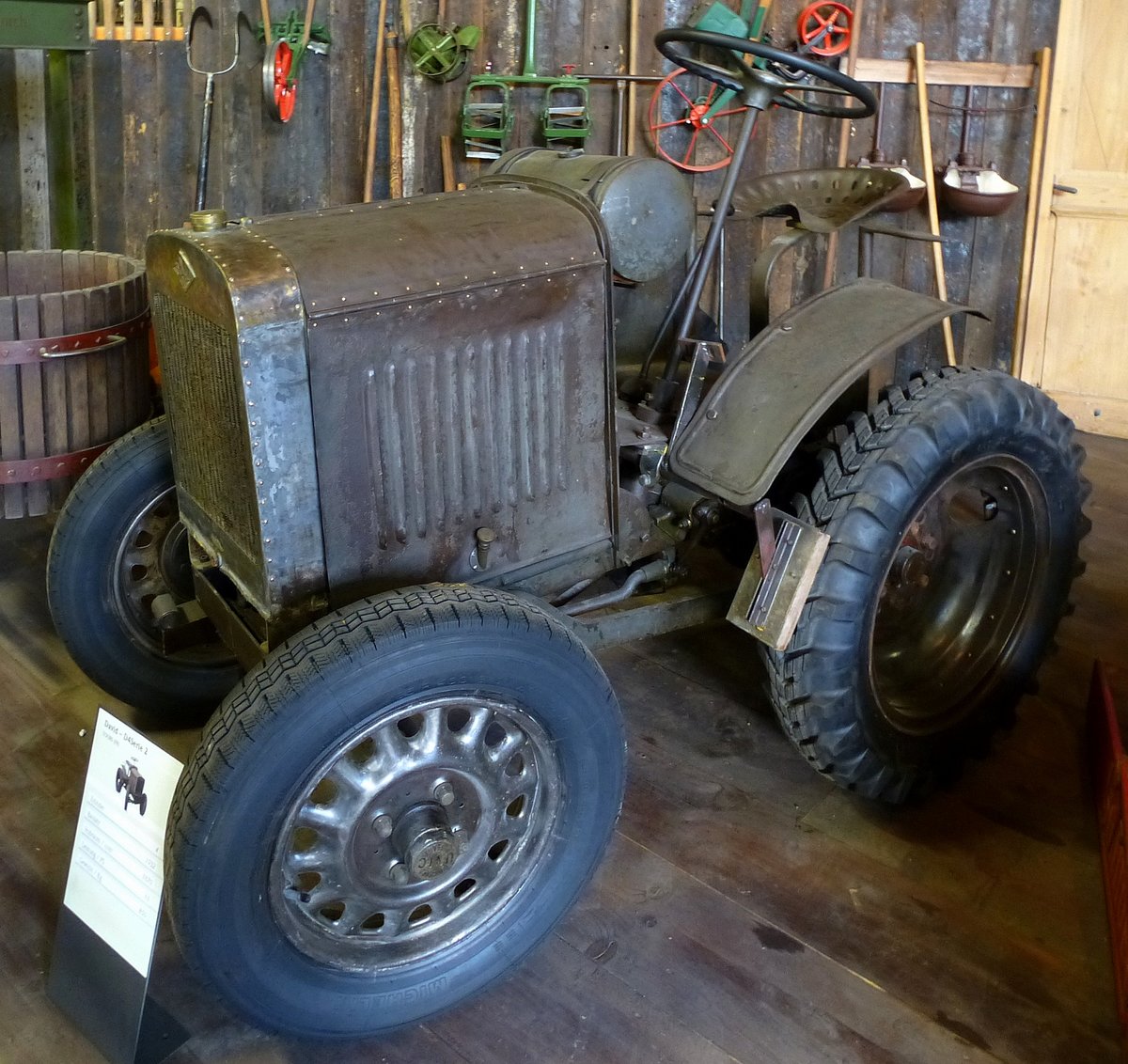 David D4 Serie 2, franzsischer Ackerschlepper, 4-Zyl.Motor mit 1670ccm und 10PS, Baujahr 1932, Traktormuseum Bodensee, Aug.2013