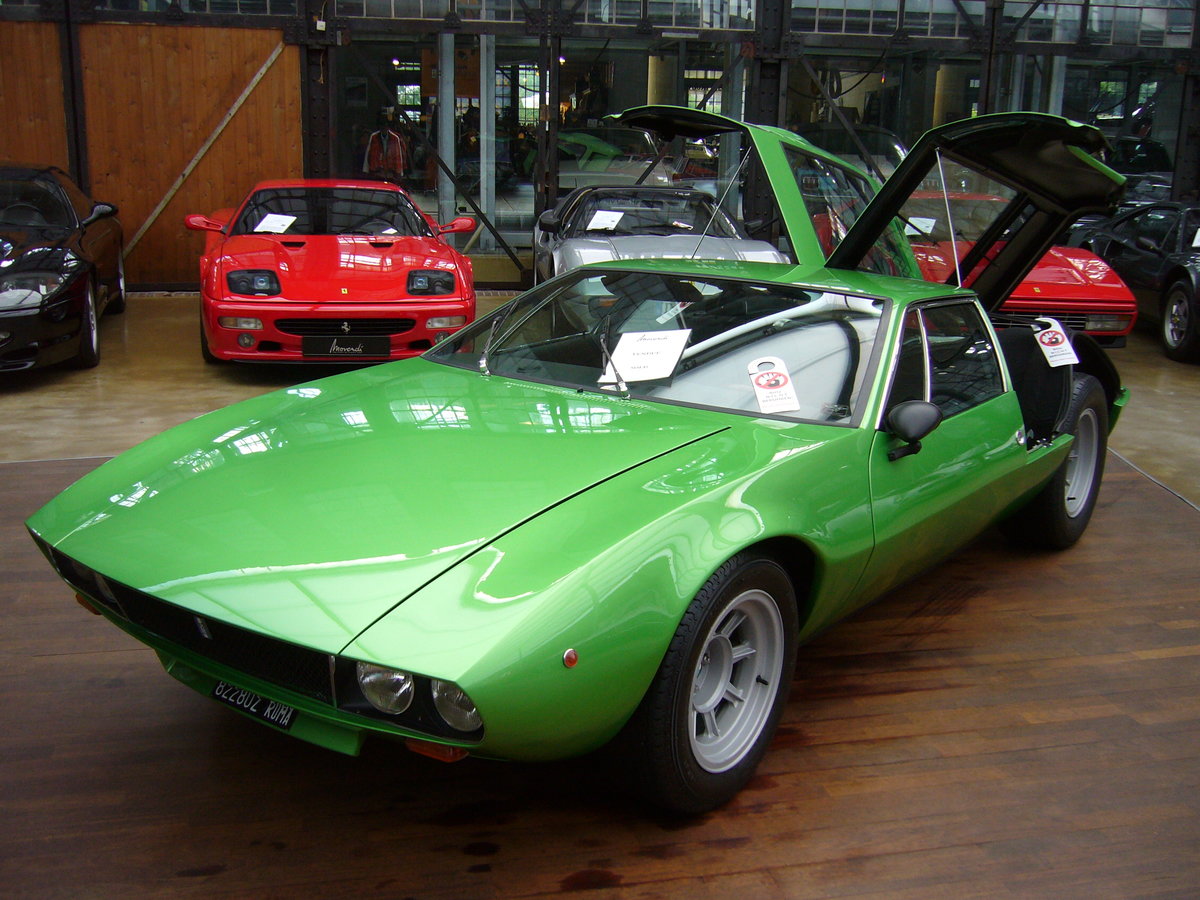 De Tomaso Mangusta. 1967 - 1971. Von diesem Modell wurden 402 Stück in Grugliasco bei Modena produziert. Der V8-motor von Ford hat einen Hubraum von 4728 cm³ und leistet 306 PS. Classic Remise Düsseldorf am 09.08.2016.