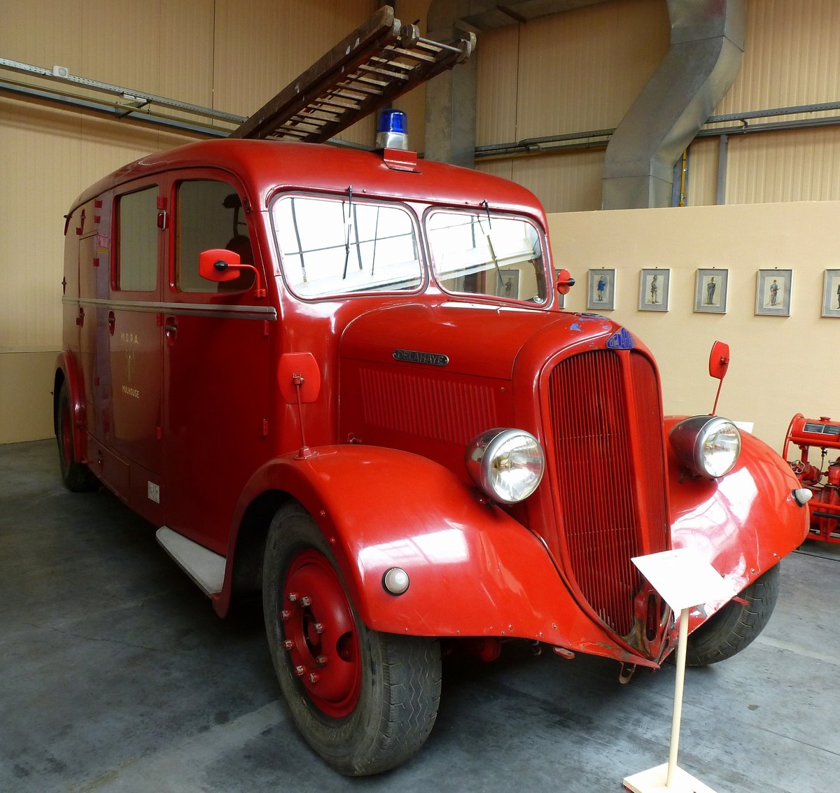 Delahaye 103 AP, Feuerwehrmannschaftswagen mit 12 Pltzen, ausgestellt im Feuerwehrmuseum in Vieux-Ferrette (Altenpfirt) im Elsa, Mai 2016