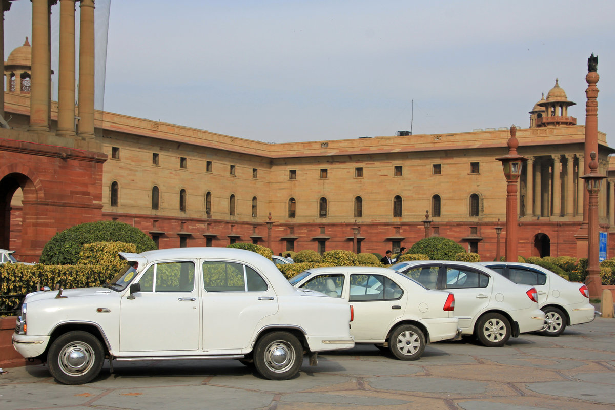 Der Ambassador im Vergleich zu Modernen PKW. Der Ambassador wurde bis 2014 in Indien hergestellt. 14.Februar 2017, Delhi, Indien.