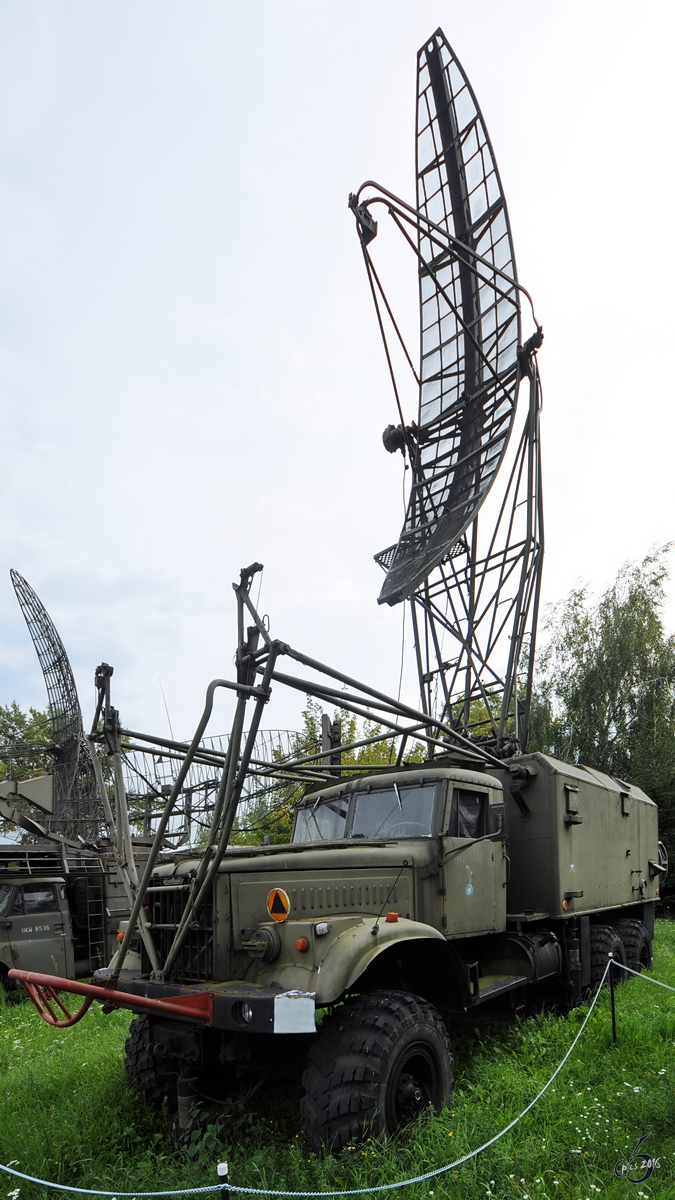Der auf einem KrAS-255 installierte Höhenfinder 1RL19 PRW-9A Zofia (Thin Skin A) in der Zweigstelle Fort IX  Sadyba  des Armeemuseums Warschau. (August 2011)