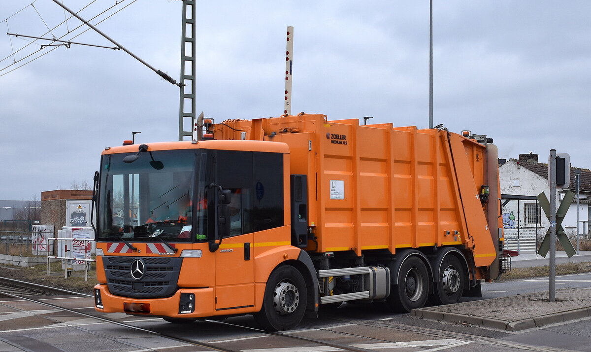 Der Eigenbetrieb Stadtpflege Dessau-Roßlau/MZ mit einem MB ECONIC 2630 Müllentsorgungsfahrzeug mit ZOELLER MEDIUM XLS Müllpresse am 31.01.24 Bahnübergang am Bahnhof Rodleben.