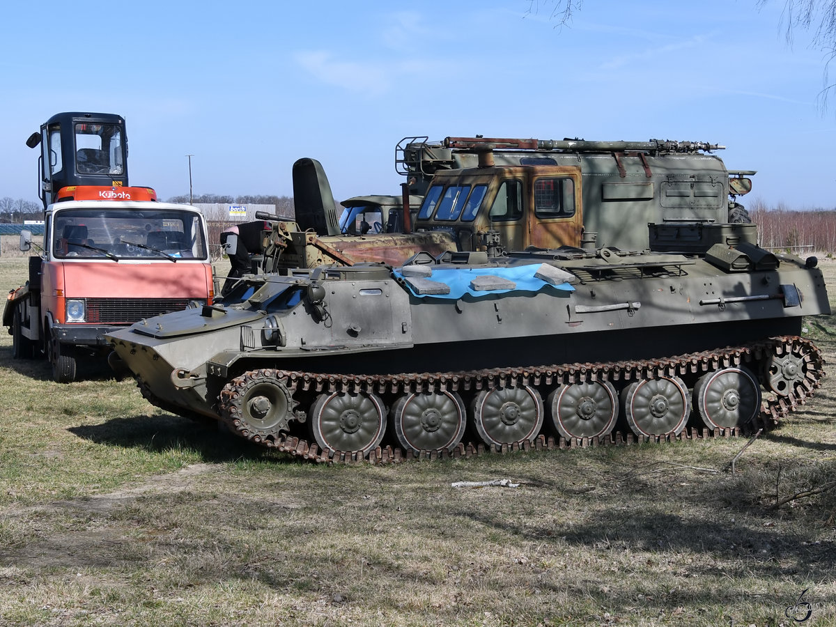 Der gepanzerte, amphibische Truppentransporter MT-LB im April 2018 im Flugplatzmuseum Cottbus.