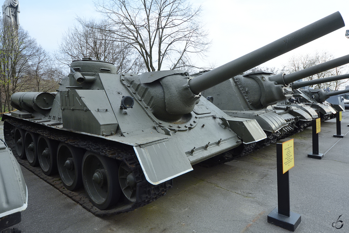 Der Jagdpanzer SU-122 im Nationalen Museum der Geschichte der Ukraine im 2. Weltkrieg. (Kiev, April 2016)