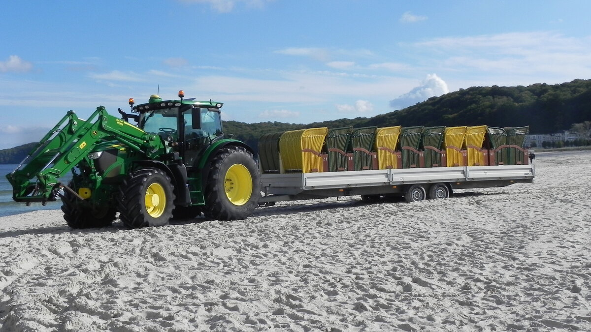 Der John Deere-Traktor 643R am Strand der Insel Rügen, der größten Insel Deutschlands, in Mecklenburg-Vorpommern, am 06.10.2021. Die Strandkorbvermieter sammeln zum Herbst ihre Strandkörbe ein, um sie über den Winter einzulagern.